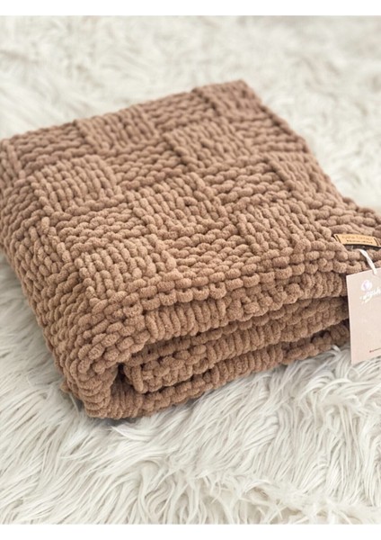 Yumuşak kahverengi bebek battaniyesi, peluş dokusu ve rahatlığıyla ideal seçim