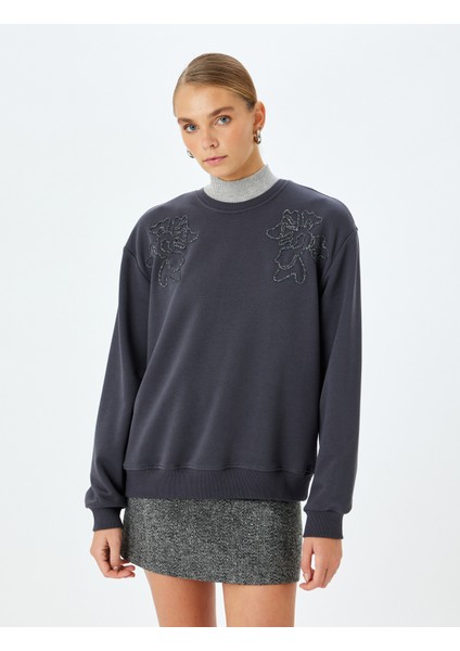 x Şahika Ercümen - Uzun Kollu Bisiklet Yaka Taşlı Oversize Sweatshirt modelleri