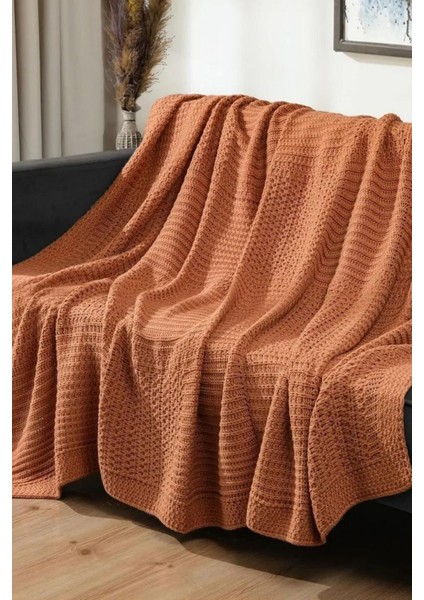 Yumuşak ve şık örgü triko yatak ve koltuk örtüsü, sıcak ve rahat kullanım sağlar.