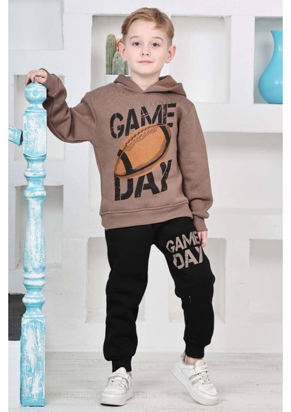 Erkek Çocuk Üzerinde Top ve Game Day Yazı Baskılı Sweatshirt 3 Iplik Kahverengi Eşofman Takım