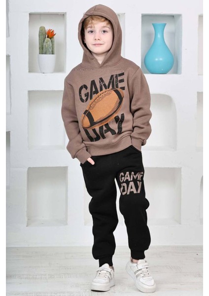 Erkek Çocuk Üzerinde Top ve Game Day Yazı Baskılı Sweatshirt 3 Iplik Kahverengi Eşofman Takım fiyatları