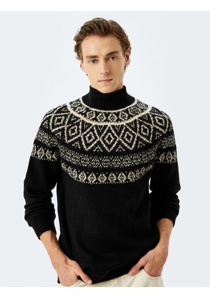 Dik Yaka Desenli Triko Kazak