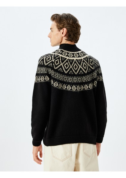 Dik Yaka Desenli Triko Kazak fırsatları