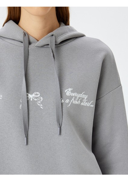 Arkası Baskılı Kapüşonlu Rahat Kalıp Sweatshirt