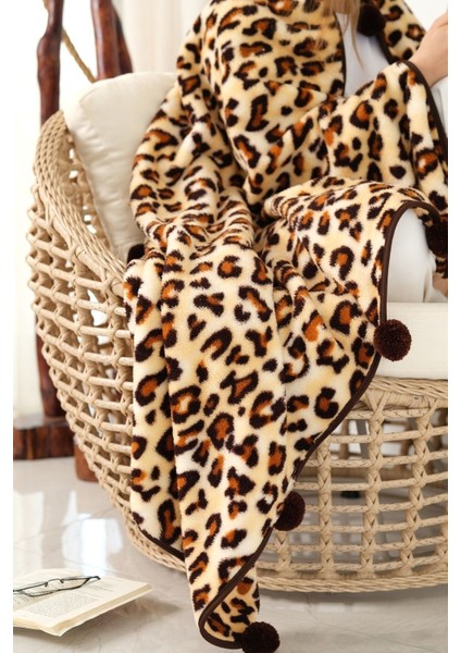 Leopar desenli peluş TV battaniyesi, ponpon detaylarıyla şık ve sıcak kullanım sağlar. fiyatları