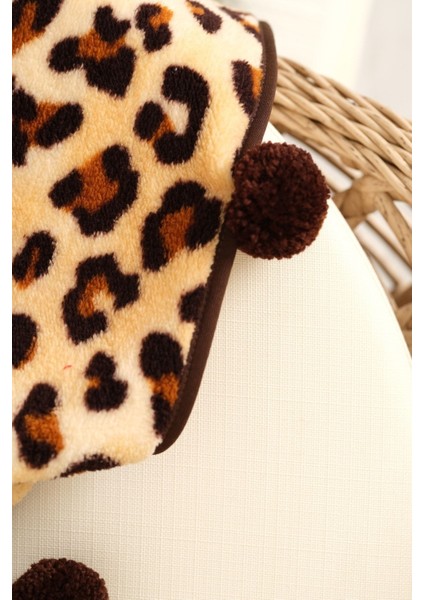 Leopar desenli peluş TV battaniyesi, ponpon detaylarıyla şık ve sıcak kullanım sağlar. modelleri