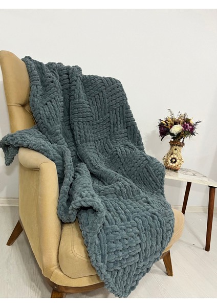 Yumuşak ve şık füme puffy TV battaniyesi, konfor ve tarzı bir arada sunar.