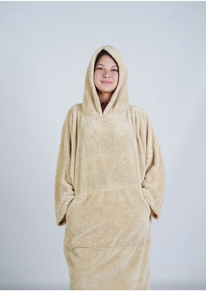 Açık kahverengi, unisex, oversize, giyilebilir kapşonlu battaniye, konfor ve şıklık sunar modelleri