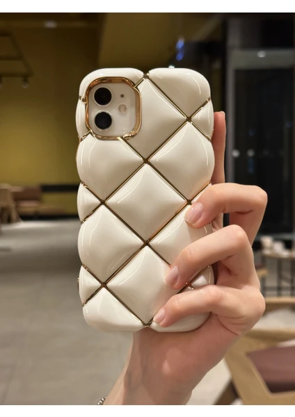 Paladyum Case iPhone 11 Uyumlu Gold Detaylı Çizgili Beyaz Baklava Dilimli Puf Kılıf