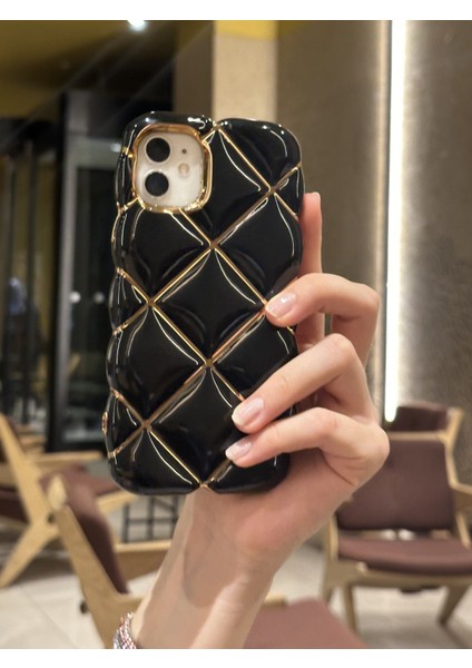 Paladyum Case iPhone 11 Uyumlu Gold Detaylı Çizgili Siyah Baklava Dilimli Puf Kılıf