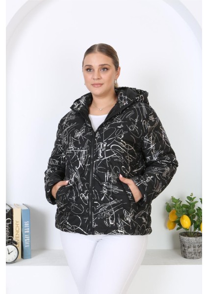 Kadın Büyük Beden Siyah Çıkarılabilir Kapüşonlu Lak Baskılı Cepli Mont 65N38339