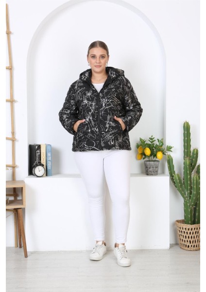 Kadın Büyük Beden Siyah Çıkarılabilir Kapüşonlu Lak Baskılı Cepli Mont 65N38339