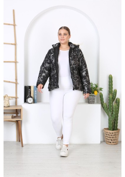 Kadın Büyük Beden Siyah Çıkarılabilir Kapüşonlu Lak Baskılı Cepli Mont 65N38339