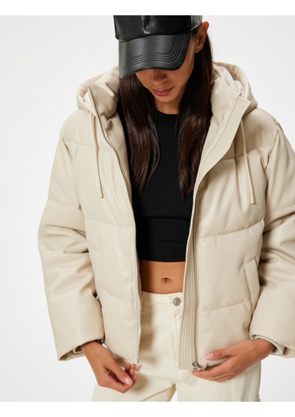 Şişme Mont Deri Görünümlü Kapüşonlu Fermuarlı Cep Detaylı