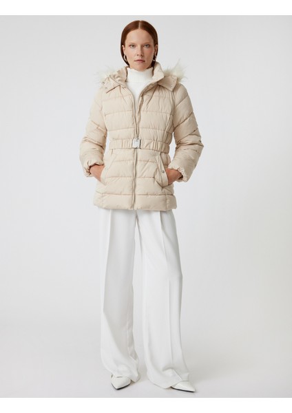 Kapitone Şişme Kaban Kapüşonlu Suni Kürk Yaka Kemerli fiyatları