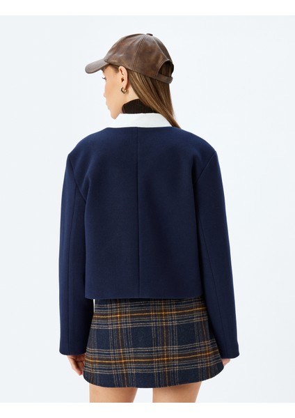 Düğmeli Yuvarlak Yaka Cep Detaylı Dar Kalıp Mevsimlik Ceket fırsatları