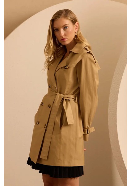 Kadın Kuşaklı Düğmeli Trençkot - Camel