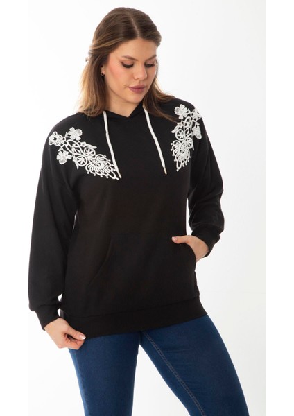 Kadın Büyük Beden Siyah Aplike Dantel ve Kapşon Detaylı Kanguru Cepli Sweatshirt 65N37015