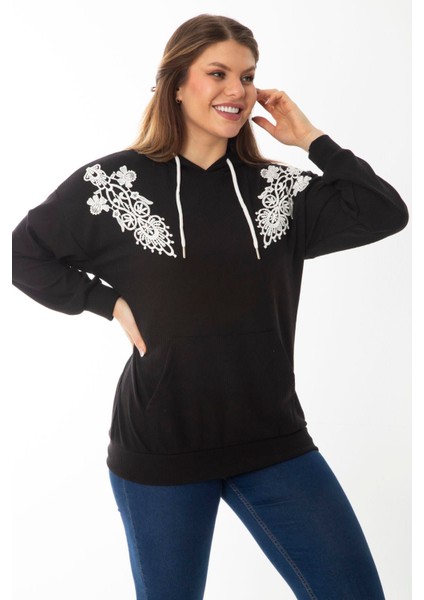 Kadın Büyük Beden Siyah Aplike Dantel ve Kapşon Detaylı Kanguru Cepli Sweatshirt 65N37015