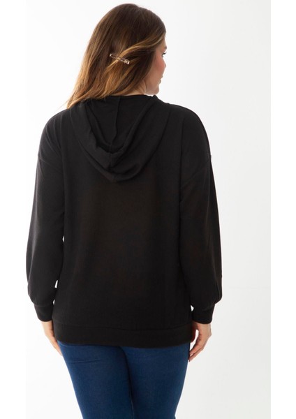 Kadın Büyük Beden Siyah Aplike Dantel ve Kapşon Detaylı Kanguru Cepli Sweatshirt 65N37015