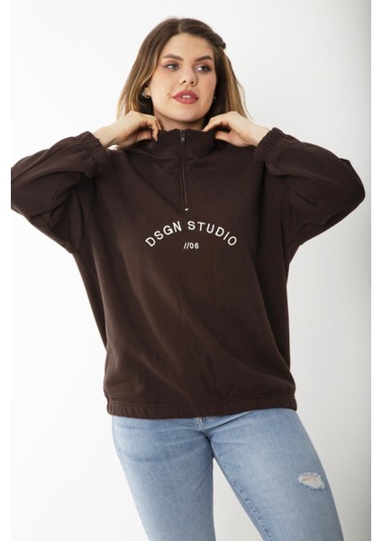 Kadın Büyük Beden Kahve Içi Şardonlu Ön Pat Fermuarlı Nakışlı Sweatshirt 65N37202