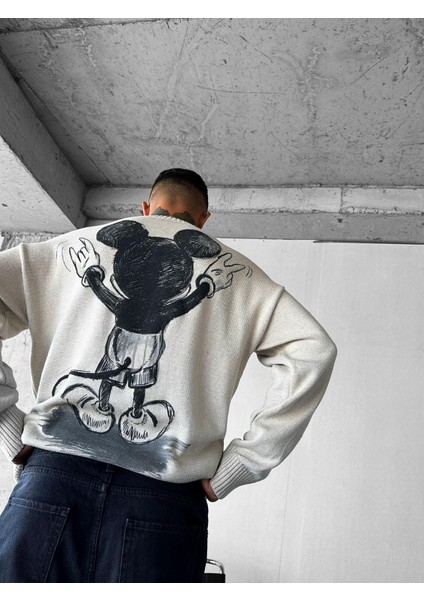 Erkek Oversize Mickey Mouse Kabartma Baskılı Kazak Bej modelleri