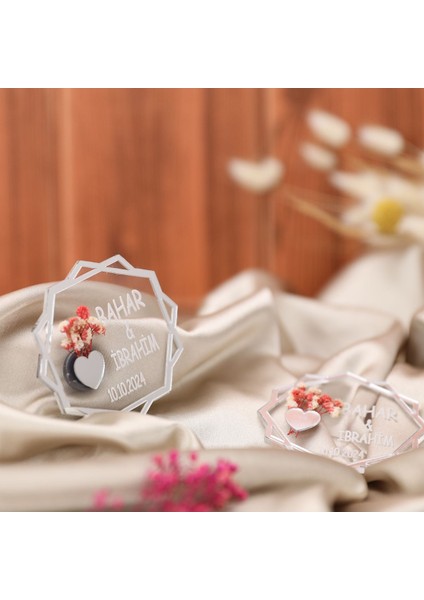 10’lu Kişiye Özel Akrilik Magnet Nikah Şekeri - Gümüş Detaylı Çiçekli Tasarım fırsatları