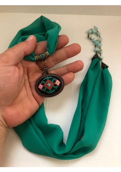 Kanaviçe Işlemeli Motif Fular Kolye