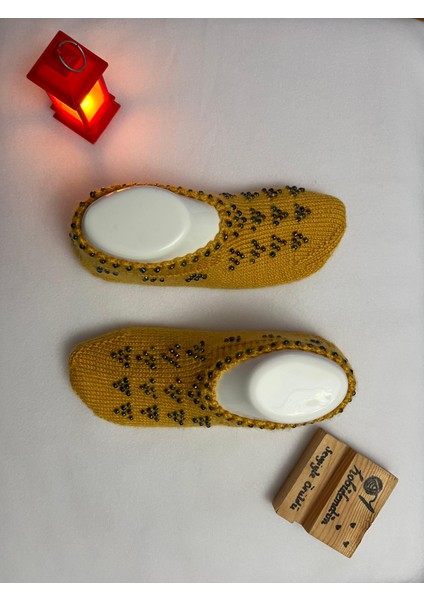 Geleneksel Üçgen Boncuk Desenli Örgü Patik Çorap