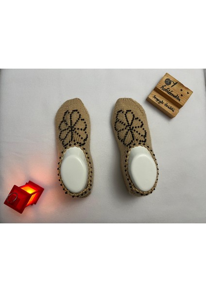 Geleneksel Çiçek Motifli Örgü Patik Çorap