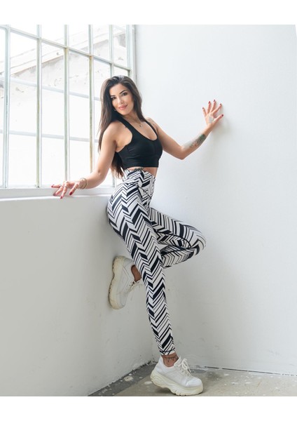 Siyah Beyaz Zikzak Çizgi Desenli Spor Tayt