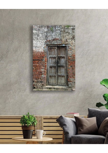 Taş Duvarlar ve Ahşap Kapı Görselli Dikey Cam Tablo