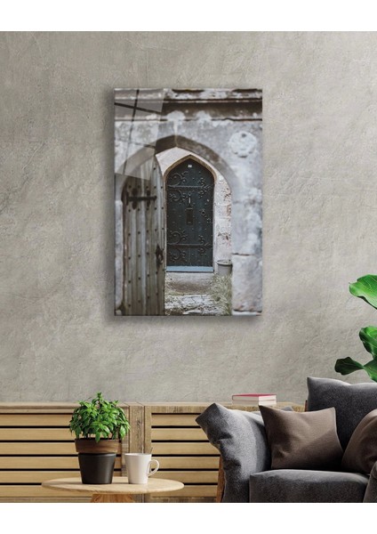 Taş Duvarlar ve Motifli Ahşap Kapı Görselli Dikey Cam Tablo