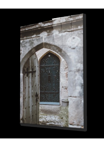 Taş Duvarlar ve Motifli Ahşap Kapı Görselli Dikey Cam Tablo fiyatları