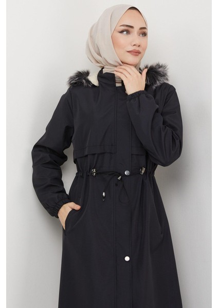 Allerli Kadın Siyah Bondit Kumaş, İçi Kürklü, Kapüşonlu, Fermuarlı ve Düğmeli Mont – Tesettür Tarzına Uygun modelleri