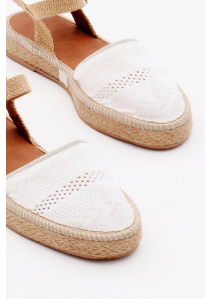 Kadın Beyaz Önü Kapalı Bilekten Bağlamaı Hasır Triko Sandalet modelleri