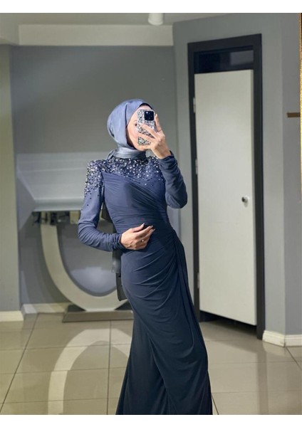 Omuzları ve Göğüsü Taşlı Abiye Elbise