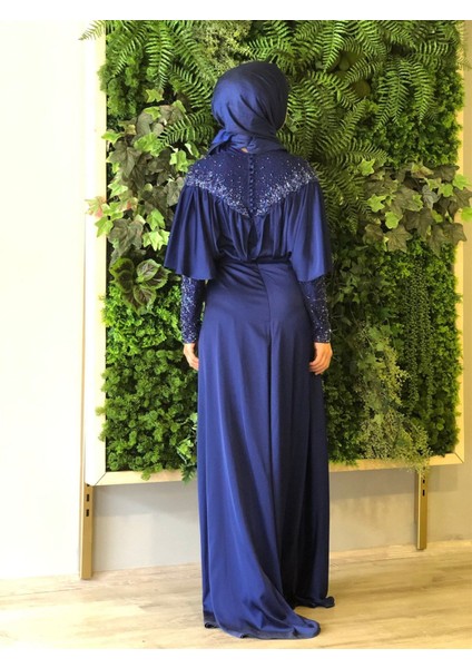 Saten Yaka ve Kolları Taşlı Abiye Elbise