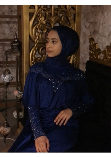 Saten Yaka ve Kolları Taşlı Abiye Elbise
