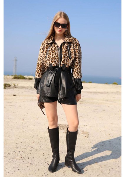 Leopar Desen Peluş ve Deri Kumaş Kolları ve Arkasıtaş Püsküllü Tasarım Ceket Mont