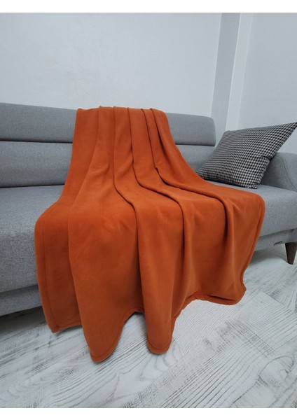 Kahverengi polar TV battaniyesi, yumuşak ve kırışmaya dayanıklı konfor sağlar.