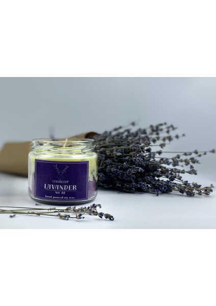Stworkshop Lavanta Kokulu Tasarım Mum, Doğal, Vegan ve El Yapımı Lavanta Kokulu Soya Wax Mumu %100 Soya Wax’ından Üretilen Bu Mum, Zararlı Kimyasallar Içermez. 300GR Ağırlığında Yoğun Kokuludur