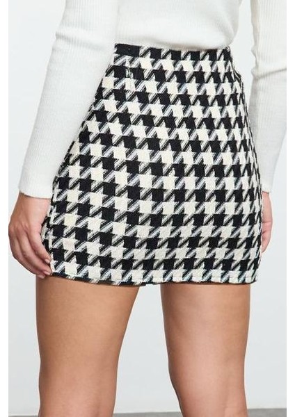 Kadın Moda Stil Mini Astarsız Dokuma Önden Cep ve Yırtmaç Detaylı Kazayağı Desenli Dokuma Etek