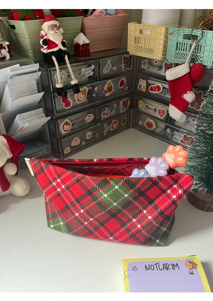 Kırmızı Yılbaşı Iskoç Desen Yıkanabilir Fermuarlı Gözlü Kalemlik Kalem Kutusu Cüzdan Makyaj Çantası