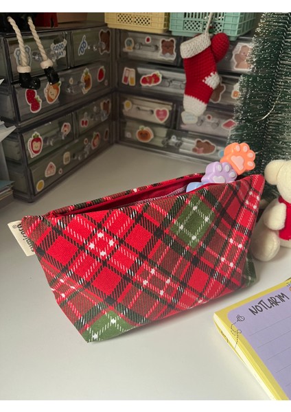 Kırmızı Yılbaşı Iskoç Desen Yıkanabilir Fermuarlı Gözlü Kalemlik Kalem Kutusu Cüzdan Makyaj Çantası fiyatları