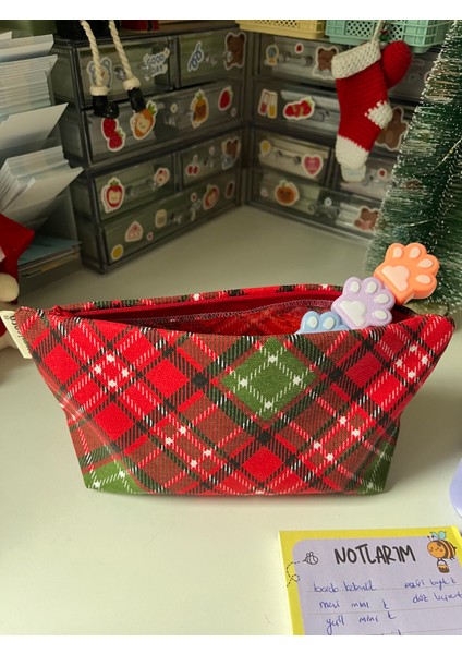 Kırmızı Yılbaşı Iskoç Desen Yıkanabilir Fermuarlı Gözlü Kalemlik Kalem Kutusu Cüzdan Makyaj Çantası modelleri