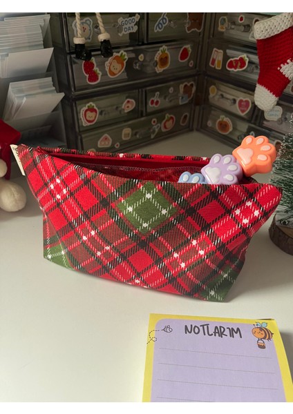 Kırmızı Yılbaşı Iskoç Desen Yıkanabilir Fermuarlı Gözlü Kalemlik Kalem Kutusu Cüzdan Makyaj Çantası fırsatları