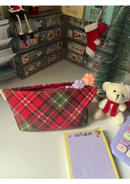 Kırmızı Yılbaşı Iskoç Desen Yıkanabilir Fermuarlı Gözlü Kalemlik Kalem Kutusu Cüzdan Makyaj Çantası indirimleri