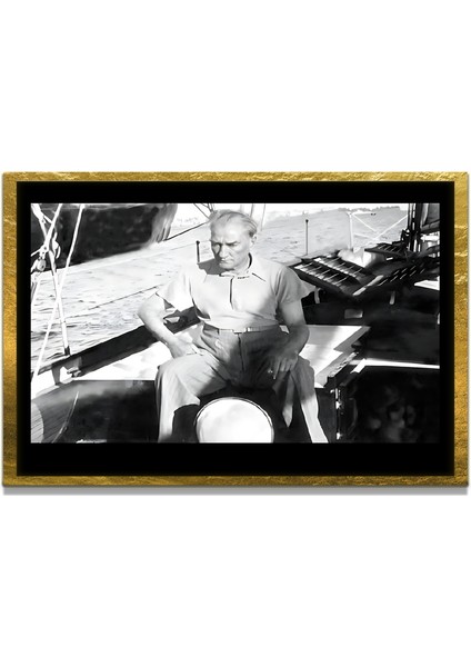 Yapay Zeka ile Yenilenmiş Atatürk Fotoğrafları Siyah Beyaz Cam Tablo, 3D Dekoratif Baskı 197