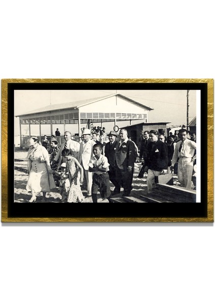 Yapay Zeka ile Yenilenmiş Atatürk Fotoğrafları Siyah Beyaz Cam Tablo, 3D Dekoratif Baskı 786